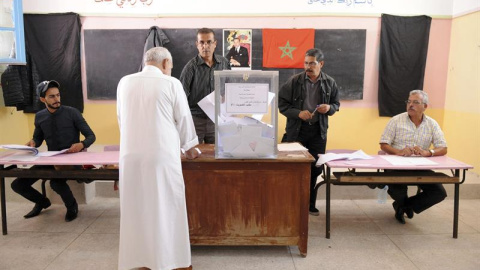 Marroquíes votan durante las elecciones legislativas en un colegio electoral en Rabat. - EFE