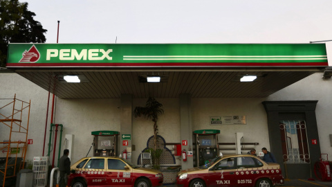 Taxis en una estación de servicio de Pemex, en México DF (MÉXICO). REUTERS/Edgard Garrido