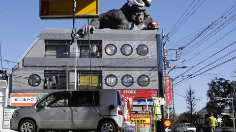 Una estatua de un gorila corona una gasolinera de Shell en Tokio (Japón). REUTERS/Toru Hanai