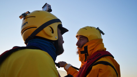 Joaquín Acedo, junto a otro compañero de Proactiva. - PABLO MUÑOZ