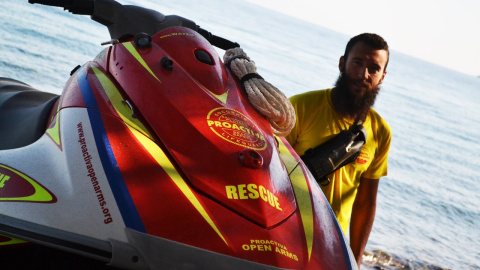 Joaquín Acedo, en la isla griega de Lesbos, donde trabaja con Proactiva Open Arms . - PABLO MUÑOZ