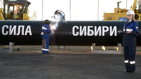 Dos trabajadoras en el gasoducto ruso 'La fuerza de Siberia'. / Wikipedia