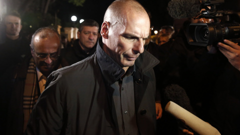 El nuevo ministro de Finanzas griego, Yanis Varufakis, atiende a los periodistas a la salida de la ceremonia oficial de juramento de los nuevos miembros del Gobierno griego. REUTERS/Alkis Konstantinidis