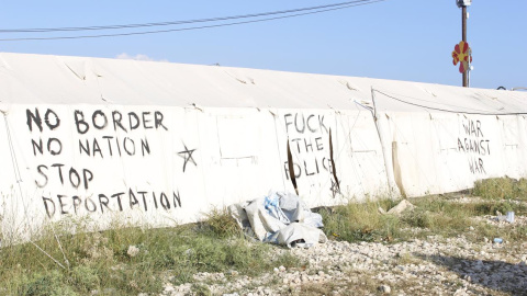 Pintadas junto al campamento de refugiados de Katsikas.