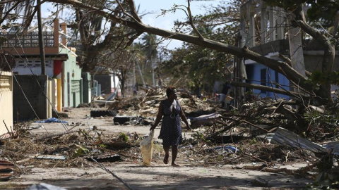 Una mujer tras el paso del huracán Matthew en Playa Gelee, Haití. - EFE