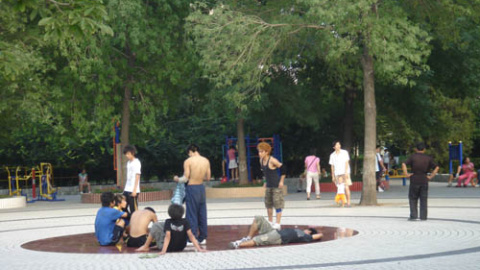 Jóvenes en un parque, imagen de archivo