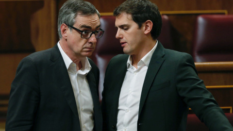 El líder de Ciudadanos, Albert Rivera (d) conversa con el número dos de la formación, José Manuel Villegas, durante el pleno del Congreso en Madrid. EFE/Javier Lopez