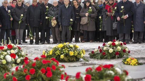 Supervivientes del campo de concentración de Buchenwald asisten junto a sus seres queridos a una ceremonia de conmemoración. / EFE