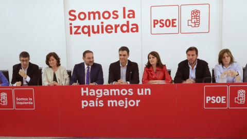 El secretario general del PSOE, Pedro Sánchez, durante la reunión de la Ejecutiva Federal del partido, en la sede de Ferraz. Junto a Sánchez, Beatriz Corredor, Patxi López, Carmen Calvo, José Luis Ábalos, Adriana Lastra, Óscar Puente, Pilar