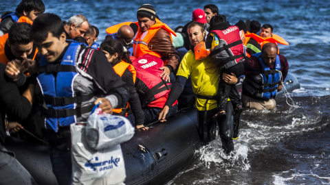 Muchos de los botes están cargados en exceso, lo que dificulta su desembarco. Pro-Activa