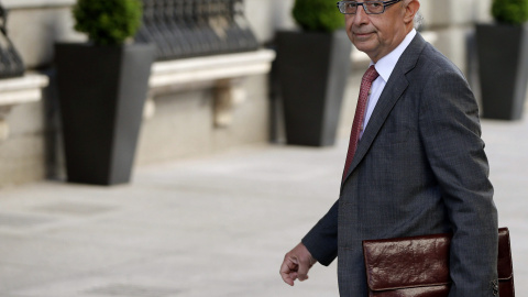 El ministro de Hacienda y Administraciones Públicas, Cristóba Montoro, en el patio del Congreso de los Diputados. EFE