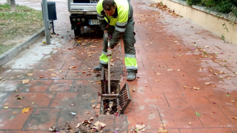 Un operario del Ayuntamiento de Murcia limpiando el alcantarillado. / Ayto. Murcia