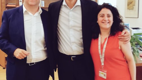 Pedro Sánchez, con su jefe de Gabinete, Juanma Serrano, y su directora de Comunicación, Maritcha Ruiz Mateos. TWITTER