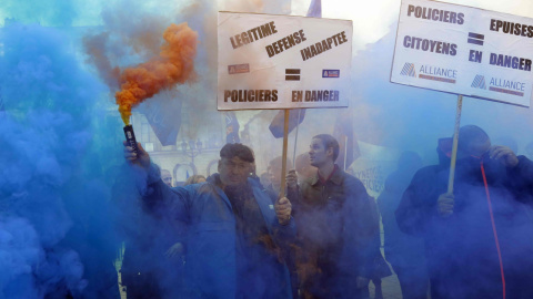 Varios policías franceses que se ha participado en la manifestación  frente al Ministerio de Justicia en París para denunciar la falta de medios. REUTERS / Jacky Naegelen