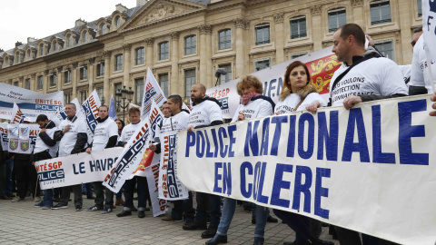 Policías franceses, con pancartas y banderas de su sindicato, protestan ante el Ministerio de Justicia en París por la falta de medios. REUTERS/Jacky Naegelen