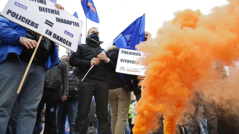 Agentes de la Policía francesa se manifiestan frente al Ministerio de Justicia, en París, en protesta por la falta de medios. REUTERS/Jacky Naegelen