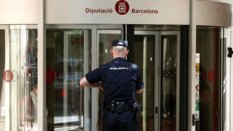 L'entrada de la seu de la Diputació de Barcelona, aquest dijous 25de maig, durant l'operació policial EFE / Toni Albir