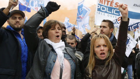 Policías franceses, con pancartas y banderas de su sindicato, protestan ante el Ministerio de Justicia en París por la falta de medios. REUTERS/Jacky Naegelen