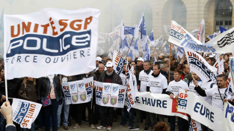 Agentes de la Policía francesa se manifiestan frente al Ministerio de Justicia, en París, en protesta por la falta de medios. REUTERS/Jacky Naegelen