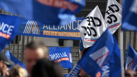 Pancantas y banderolas de los miembros de la Policía francesa  que han protestado ante el Ministerio de Justicia en París por la falta de recursos. REUTERS / Jacky Naegelen