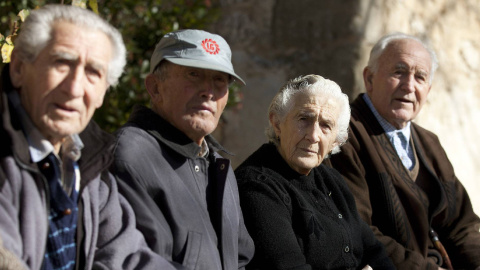 Las pensiones de viudedad y las de jubilación de los autónomos bordean el umbral de la pobreza, mientras que las no contributivas se sitúan claramente por debajo de él/EFE