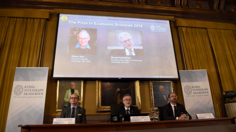 Los economistas Oliver Hart y Bengt Holmström, ganadores del Nobel de Economía por su teoría de contratos.