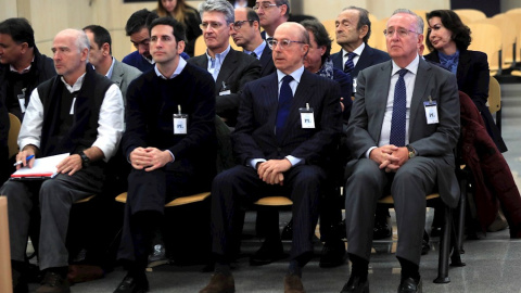 El antiguo presidente del grupo Pescanova Manuel Fernández de Sousa (d), junto a los máximos responsables de la empresa entre 2009 y 2013, en el banquillo de la Audiencia Nacional en San Fernando de Henares (Madrid). EFE/Fernando Alvarado