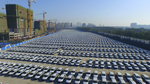 Un parking lleno de coches nuevos de Volkswagen en China./REUTERS