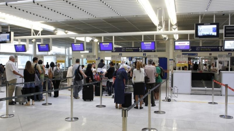 Pasajeros en la cola de un aeropuerto. /REUTERS