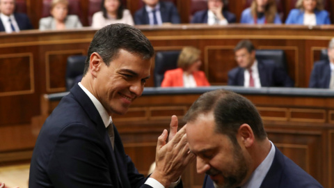 El líder socialista Pedro Sanchez aplaude al secretario de Organización del PSOE, Jose Luis Abalos, tras su intervención en la moción de censura contra Mariano Rajoy.. REUTERS/Sergio Perez