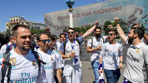 26/05/2018.- Real Madrid fans gather in Maidan Square, Kiev, Ukraine, 26 May 2018. Real Madrid will face Liverpool FC in the UEFA Champions League final at the NSC Olimpiyskiy stadium on 26 May 2018. (Liga de Campeones, Ucrania) EFE/EPA/GEO