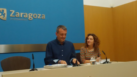 El concejal de Hacienda del Ayuntamiento de Zaragoza, Fernando Rivarés, explicó el acuerdo, ya asumido por el equipo de gobierno, acompañado por la edil de Igualdad, Arantza Gracia.