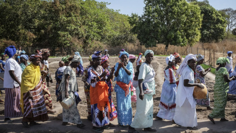 Mujeres guineanas en huertas de cultivo. A. POR LA SOLIDARIDAD