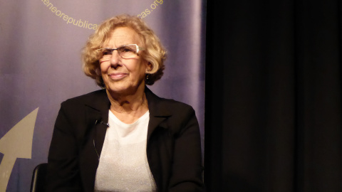 La alcaldesa de Madrid, Manuela Carmena, durante su charla en el Ateneo Republicano de Vallecas.-J.V.