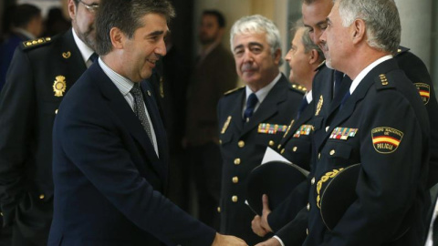 El director general de la Policía, Ignacio Cosidó, saluda a los responsables de la Operación Emperador. EFE/ J. C. Hidalgo