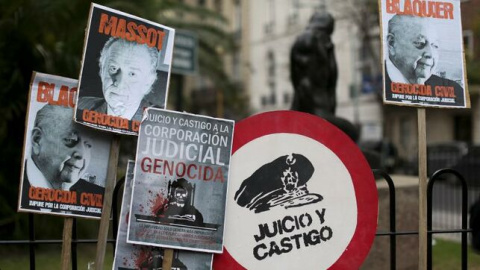 Imagen de archivo de carteles de denuncia durante una movilización de hijos de desaparecidos durante la dictadura militar argentina. EFE/David Fernández