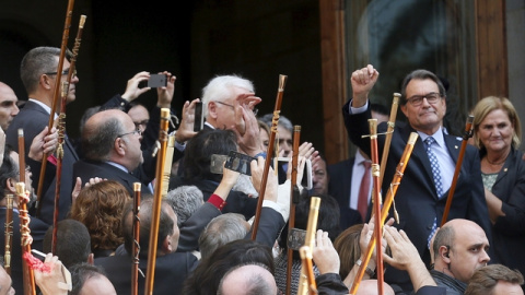 Los alcaldes levantan sus varas de mando en la concentración de apoyo a Mas./ REUTERS