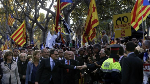 El presidente de la Generalitat, Artur Mas, a su llegada al Tribunal Superior de Justicia de Catalunya, donde ha acudido para declarar como imputado por el 9-N arropado por más de 400 alcaldes catalanes y miles de ciudadanos. EFE/Alberto Es