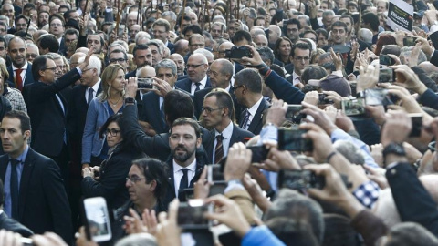 El presidente de la Generalitat, Artur Mas, ha acudido al Palacio de Justicia para declarar como imputado por el 9N arropado por más de 400 alcaldes catalanes y cientos de ciudadanos. EFE/Quique García