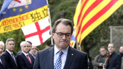 El presidente de la Generalitat, Artur Mas, acude al Palacio de Justicia para declarar como imputado por el 9-N arropado por más de 400 alcaldes catalanes y cientos de ciudadanos./ EFE