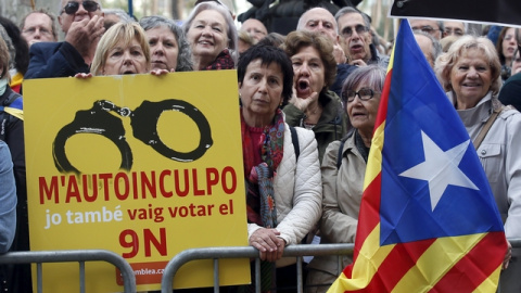 Imagen de la concentración a las puertas del TSJCat./ REUTERS