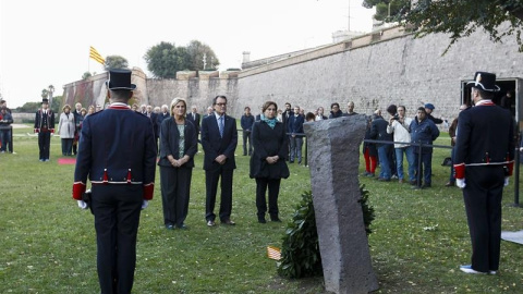 La presidenta del Parlament de Catalunya, Núria de Gispert, el presidente de la Generalitat en funciones, Artur Mas, y la alcaldesa de Barcelona, Ada Colau, durante el homenaje al expresidente catalán Lluís Companys, fusilado hace hoy 75 añ