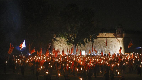 Cientos de simpatizantes de ERC participan en la tradicional marcha de antorchas en homenaje al expresidente de la Generalitat Lluis Companys, en el Castillo de Montjuic de Barcelona./ EFE