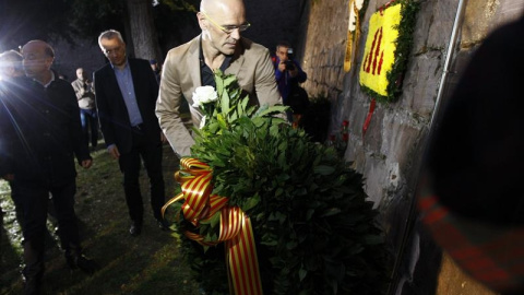 El cabeza de lista de Junts Pel Sí, Raül Romeva, durante la ofrenda floral en homenaje al expresidente de la Generalitat Lluis Companys, en el Castillo de Montjuic de Barcelona, el lugar donde fue fusilado./ EFE