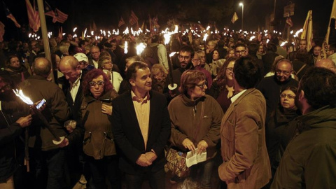 El lider municipal de ERC, Alfred Bosch, acompañado de cientos de simpatizantes de ERC, durante la Marcha de antorchas en homenaje al expresidente de la Generalitat Lluis Companys. /EFE