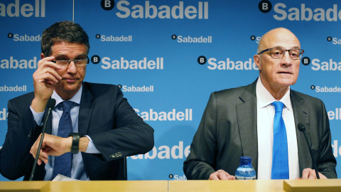 El consejero delegado del Banco Sabadell, Jaime Guardiola, y el  presidente de la entidad, Josep Oliu, durante la presentación de los resultados de la entidad en 2014. REUTERS/Gustau Nacarino