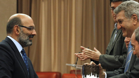 Fernando Abril Martorell, hijo del que fuera vicepresidente con UCD, recibe un premio del Congreso para los protagonistas de la Transición. EFE/Kote Rodrigo