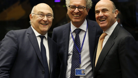 El ministro de Finanzas francés, Michel Sapin, su homólogo luxemburgués, Pierre Gramegna y el ministro de Economía español, Luis de Guindos, posan al comienzo de la reunión de los ministros de Economía y Finanzas de la zona del Eurogrupo, e