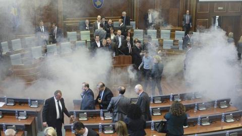 Miembros de la oposición lanzan gases lacrimógenos durante una sesión en el Parlamento de Kosovo. - EFE