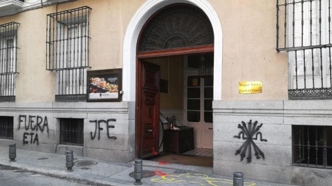 24/05/2018.- La Casa de la Cultura Vasca en Madrid ha aparecido hoy con pintadas en las que puede leerse "Fuera ETA" y las siglas de las Juventudes de la Falange Española, además de una silueta humana en el suelo y manchas de pintura roja a